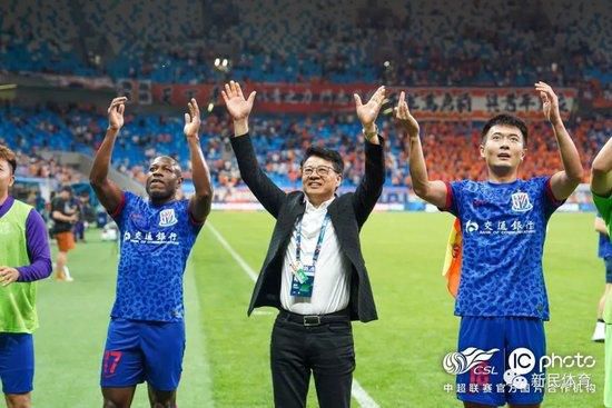 裴会长等人都依次跟在萧常坤的身后，脸色恭谨，不敢有任何的托大。